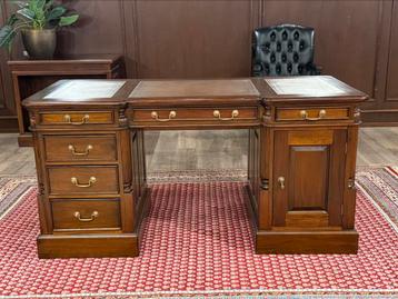 INKOOP/VERKOOP klassieke bureaus en Chesterfield stoelen beschikbaar voor biedingen