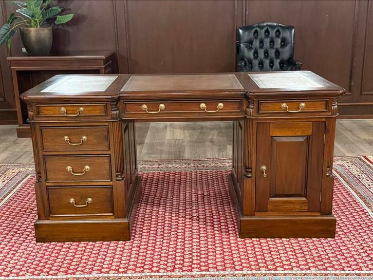 INKOOP/VERKOOP klassieke bureaus en Chesterfield stoelen, Huis en Inrichting, Bureaus, Gebruikt, Bureau, Ophalen of Verzenden