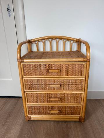 Rotan nachtkastje beschikbaar voor biedingen