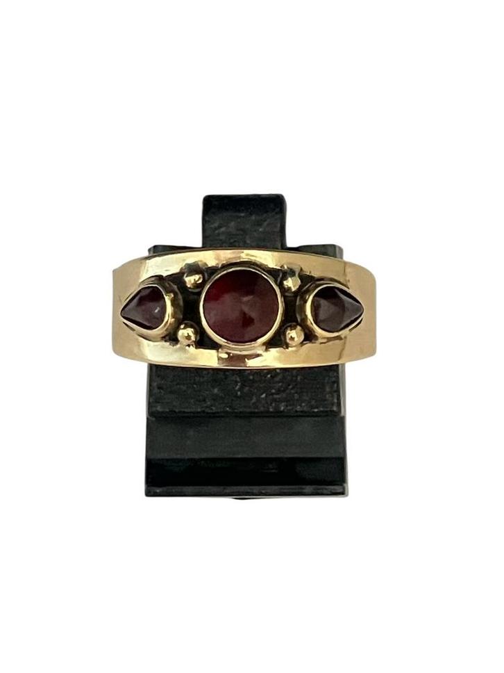 Vintage gouden bandring met granaat, mt 18,5, Sieraden, Tassen en Uiterlijk, Antieke sieraden, Ring, Goud, Met edelsteen, Verzenden