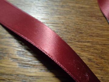 3 meter bord rood satijn lint 2 cm breed voor 1.00 beschikbaar voor biedingen