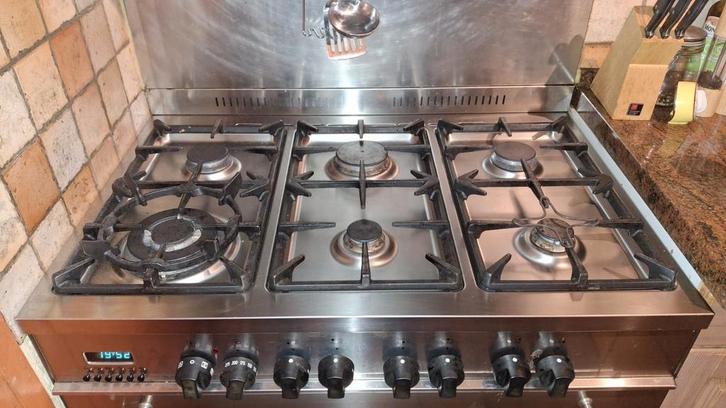 Attila 6-pits gasfornuis met oven en afzuigkap, Witgoed en Apparatuur, Fornuizen, Gebruikt, Vrijstaand, Gas, 5 kookzones of meer