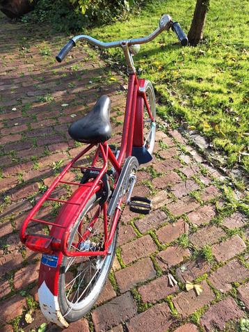 Leuke rode kinderfiets beschikbaar voor biedingen