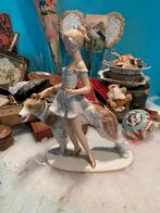 Porseleinen beeld van een dame met jachthond, Ophalen of Verzenden