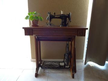 Antieke Pfaff naaimachine in meubel beschikbaar voor biedingen