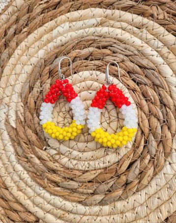 Oeteldonk Oorbellen gestreept in de kleuren ❤️🤍💛 beschikbaar voor biedingen