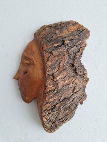 Houten wandsculptuur, gezicht met boomschors beschikbaar voor biedingen