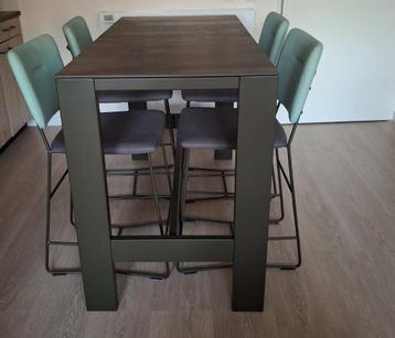 Hoge tuintafel met stoelen te koop beschikbaar voor biedingen