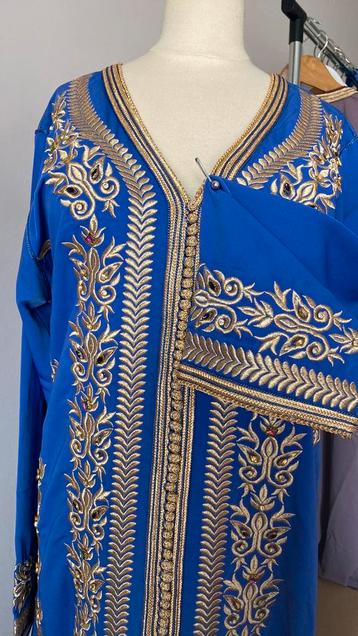 Prachtige Kaftan met Borduurwerk & Steentjes beschikbaar voor biedingen