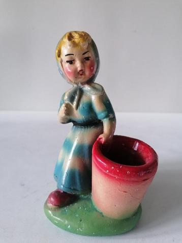 vintage gipsen beeldje van een vrouw met bakje  beschikbaar voor biedingen