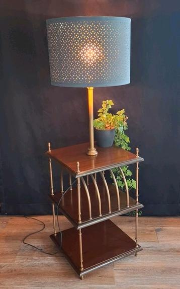 Bijzettafel met Lamp en Boekenrek beschikbaar voor biedingen