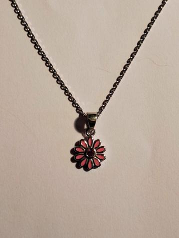 Zilver gerodineerde ketting en bloemenhangertje beschikbaar voor biedingen