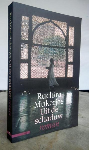 Mukerjee, Ruchira - Uit de schaduw (India 1999 1e dr.) beschikbaar voor biedingen