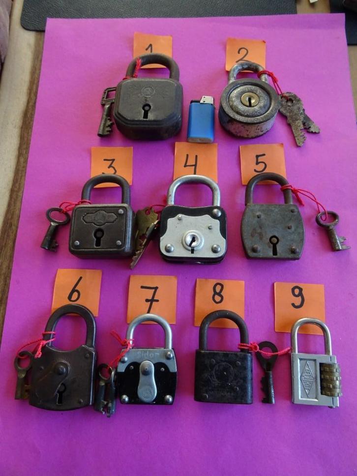 9x OUDE ANTIEKE HANGSLOTEN HANGSLOT SLOT kist SLOTEN SLEUTEL, Antiek en Kunst, Curiosa en Brocante, Ophalen of Verzenden