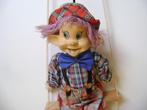 marionetten clown op houten schommel 49l broek is verkleurd, Verzamelen, Poppen, Ophalen of Verzenden, Gebruikt, Pop