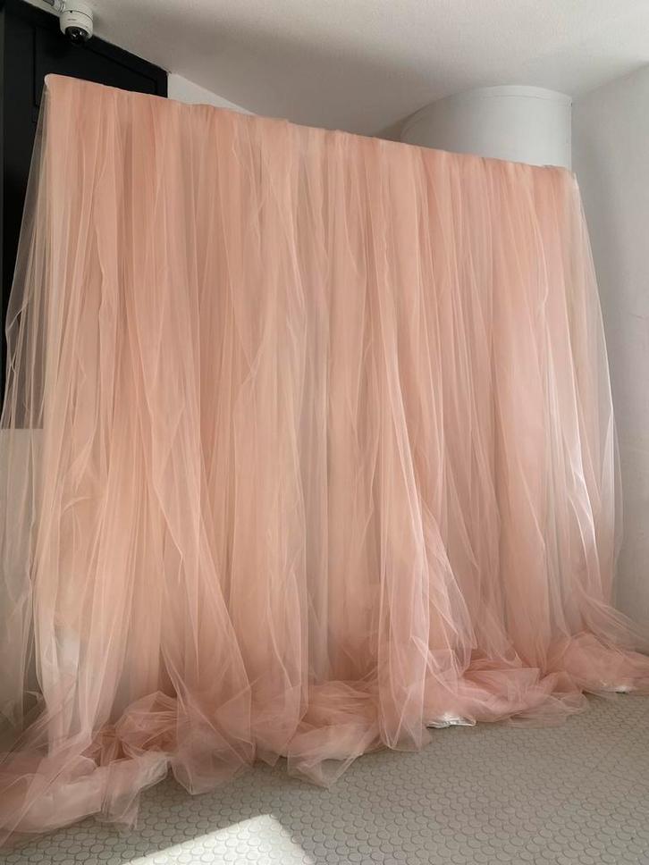 Perzik tule backdrop te huur - perfect voor feest/fotoshoot, Hobby en Vrije tijd, Feestartikelen | Verhuur, Zo goed als nieuw