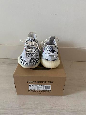 Yeezy boost 350 V2 white/black/red beschikbaar voor biedingen