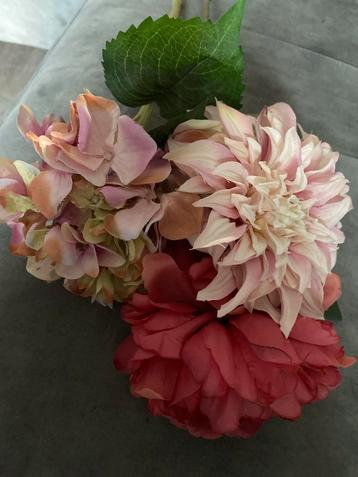 3 Mooie Kunstbloemen beschikbaar voor biedingen
