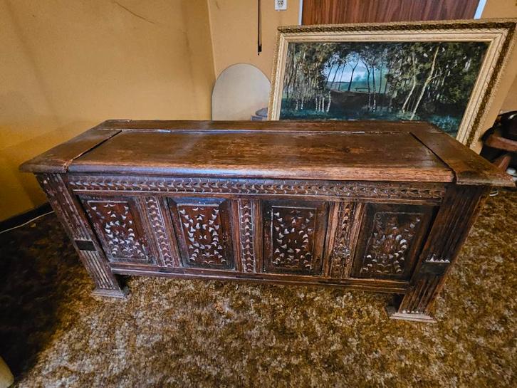 Antieke dekenkist met houtsnijwerk, Antiek en Kunst, Antiek | Meubels | Kasten, Ophalen