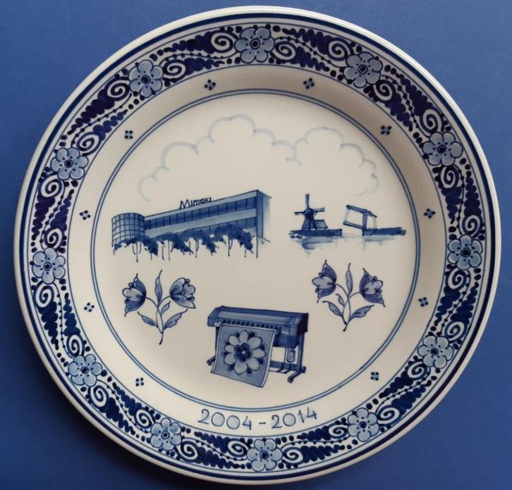 Porceleyne Fles 2014 Mimaki Europe 10jr in NL 25cm (2) Delft, Antiek en Kunst, Antiek | Wandborden en Tegels, Ophalen of Verzenden