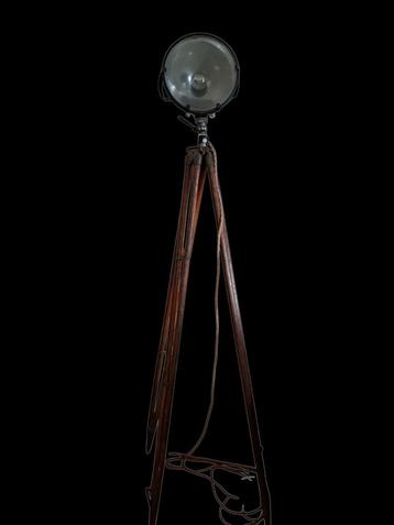 Echt antieke brandweer zoeklamp met antiek statief landmeter beschikbaar voor biedingen