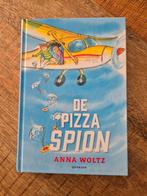 Anna Woltz - De pizza-spion, Boeken, Fictie algemeen, Anna Woltz, Ophalen of Verzenden, Zo goed als nieuw