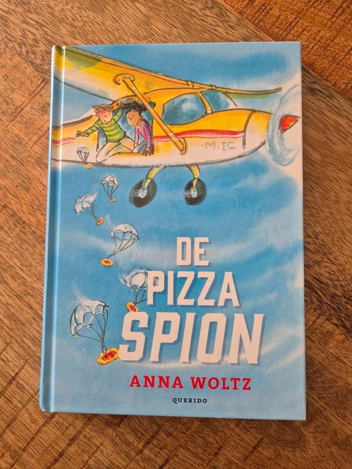 Anna Woltz - De pizza-spion, Boeken, Kinderboeken | Jeugd | onder 10 jaar, Zo goed als nieuw, Fictie algemeen, Ophalen of Verzenden