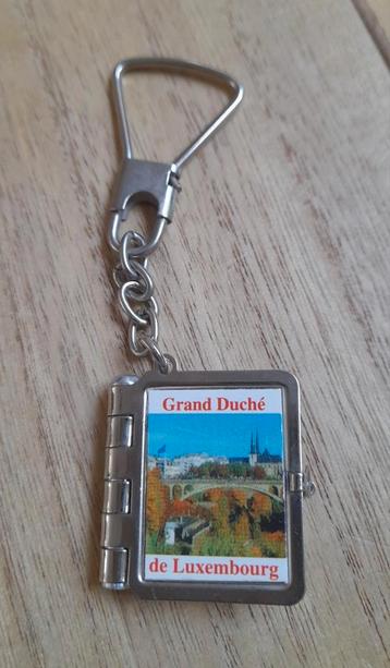 Mooie oude vintage sleutelhanger Luxemburg boekje  beschikbaar voor biedingen