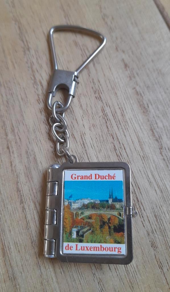 Mooie oude vintage sleutelhanger Luxemburg boekje, Verzamelen, Sleutelhangers, Zo goed als nieuw, Ophalen of Verzenden
