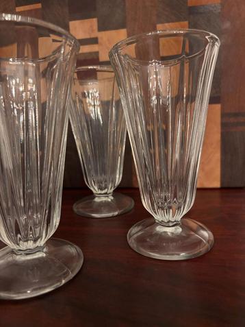 4 vintage milkshake glazen beschikbaar voor biedingen