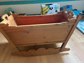 Houten schommel wieg beschikbaar voor biedingen