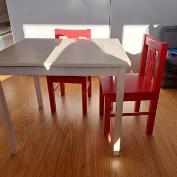 Leuk setje tafel en stoeltjes voor kinderen om lekker aan te beschikbaar voor biedingen