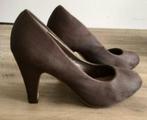Mooie suède look bruine pump schoen hak 10 cm , mt 37, Ophalen, Pumps, Bruin, Gedragen