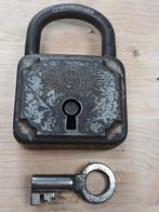 Antiek Burg hangslot met sleutel, Antiek en Kunst, Antiek | Gereedschap en Instrumenten, Ophalen of Verzenden