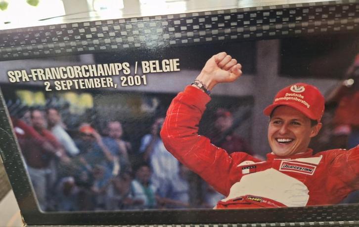 Ferrari F1-2001 Michael Schumacher Spa 2001 52 wins Hotweels, Hobby en Vrije tijd, Modelauto's | 1:18, Zo goed als nieuw, Bburago