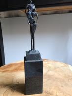 Brons beeldje Corrie Ammerland working apart together,brons, Ophalen