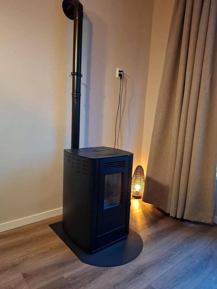 Pelletkachel 8kw julia next, vloerplaat, zwarte afvoerpijp, Huis en Inrichting, Kachels, Gebruikt, Vrijstaand, Pelletkachel, Overige brandstoffen