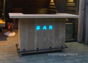 Buitenbar met zwarte buis letters wielen steigerhout mancave beschikbaar voor biedingen