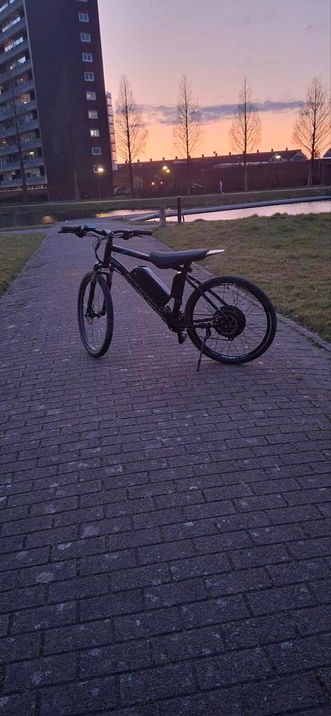 DIY elektriche mountainbike, Fietsen en Brommers, Elektrische fietsen, Zo goed als nieuw, Overige merken, 50 km per accu of meer