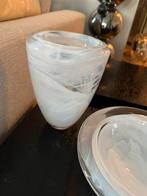 Witte glazen vaas -  schaal, Wit, Ophalen of Verzenden, Minder dan 50 cm, Glas