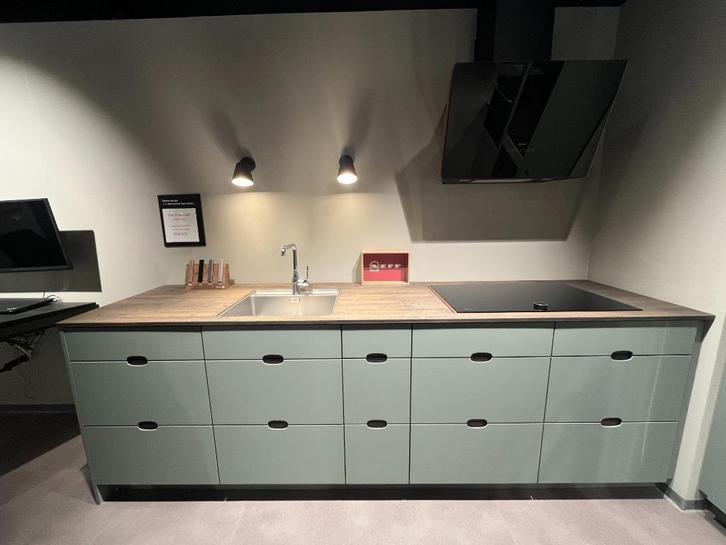 Kvik Ombra l Groen mat l Eiken werkblad, Huis en Inrichting, Keuken | Complete keukens, Nieuw, Enkelwandige keuken, Groen, Hout