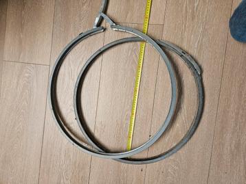 2x Knelringen, maat is 52 cm. Voor blauwe vaten. beschikbaar voor biedingen