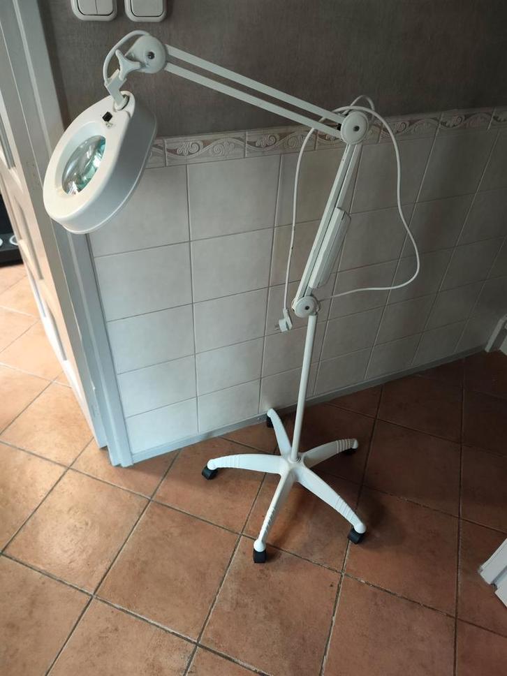 Vloerlamp met loep, Huis en Inrichting, Lampen | Vloerlampen, Zo goed als nieuw, 100 tot 150 cm, Kunststof, Metaal, Ophalen