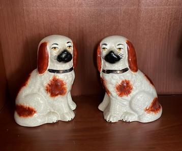 Honden beeldjes Staffordshire, ongeveer 12 cm hoog beschikbaar voor biedingen