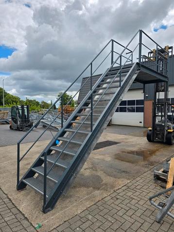 Stalen trap  blauw/antraciet. Hoog 3,25mtr. Nob068 beschikbaar voor biedingen
