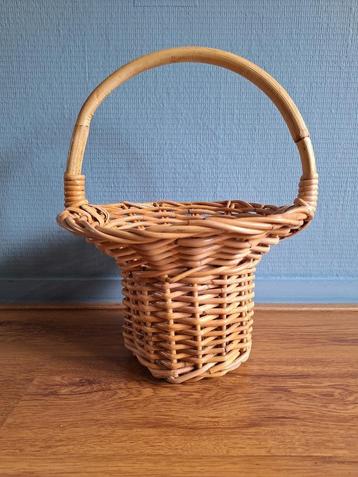 Stevige rieten (bloemen-)mand beschikbaar voor biedingen