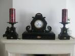 Marmeren klokgarnituur en twee kandelaars met kaarsen, Antiek en Kunst, Ophalen