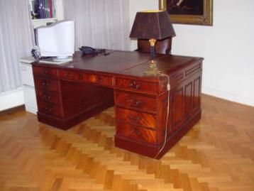 Prachtige grote engelse partnersdesk leren blad & veel lades beschikbaar voor biedingen