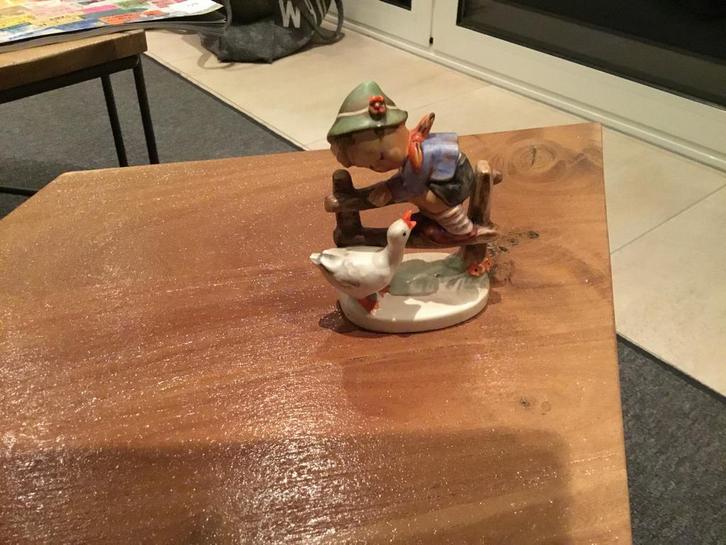 Hummel Beeldje met Jongen en Gans, Antiek en Kunst, Kunst | Beelden en Houtsnijwerken, Ophalen of Verzenden