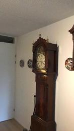 Engels staand horloge, kast van Cuba-mahoniehout. Loopt goed, Antiek en Kunst, Antiek | Klokken, Ophalen
